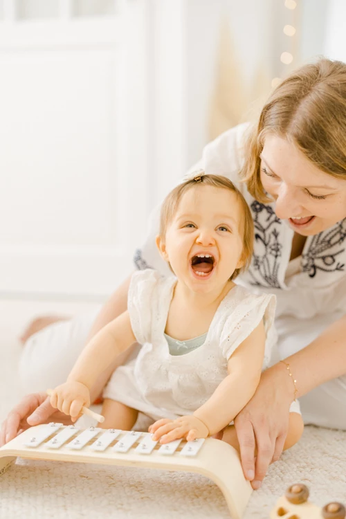 main enfant marron gris studio